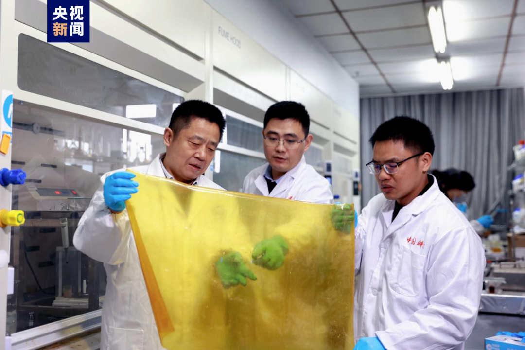 ▲中国科学技术大学国产离子膜科研人员